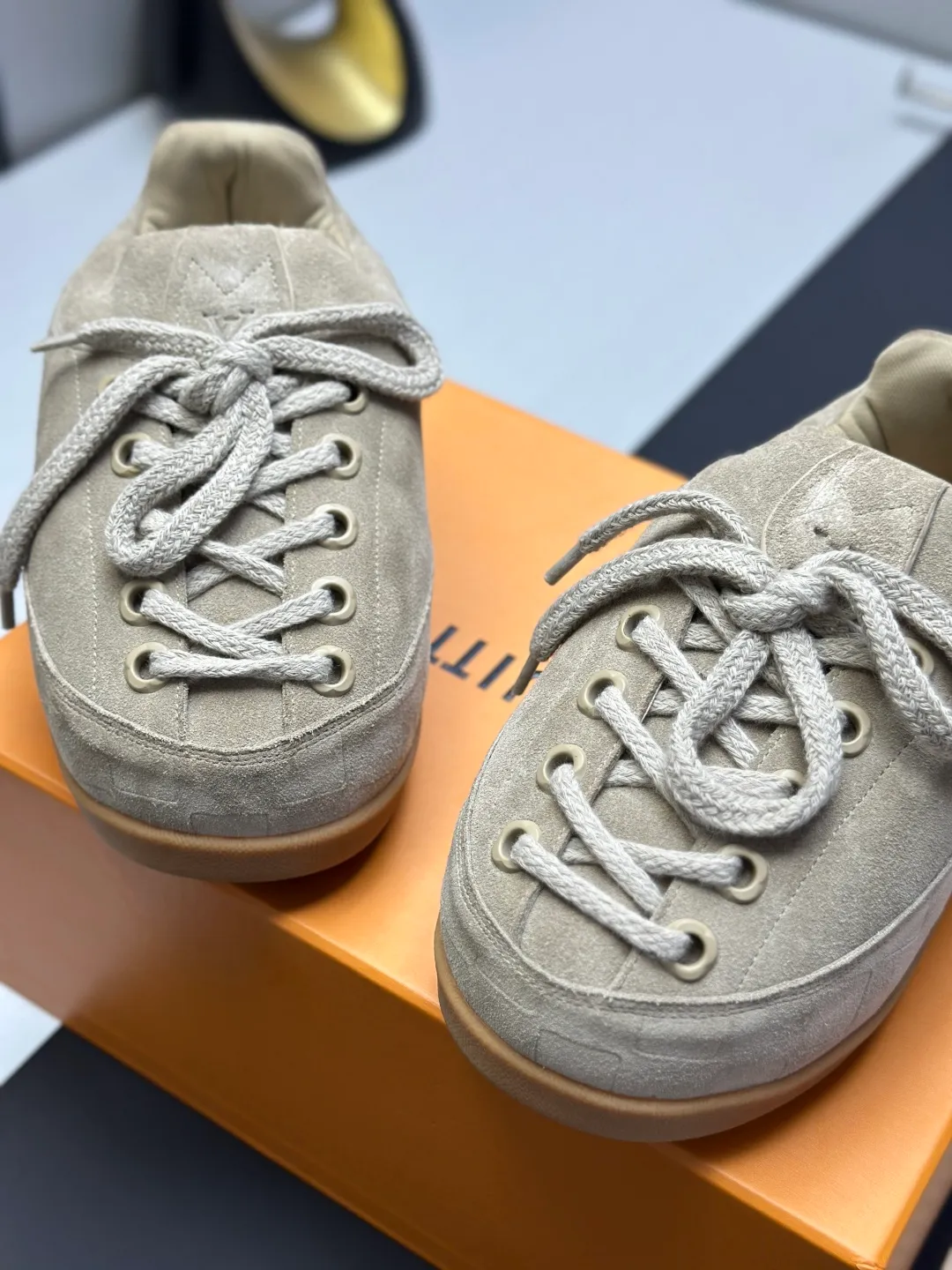 👟👟Ex-factory price 720👟👟 Top version LV-Louis Vuitton-Bread Catwalk New Style 1:1 development replica of the original version! ! The upper foot is very comfortable. It is made of luxurious materials and fine workmanship. The midsole is printed with English letters "Made in Europe". The upper is made of calfskin imported from Italy. The side is decorated with the brand's LOGO and signature. The latest latex foot pads and mesh lining make the foot feel super comfortable. The original two-color TPU combination outsole is specially provided by the original factory. Bag technology Goodyear stitched edges Fabric: Exclusive customized first-layer cowhide Accessories: Exclusive private model Vuitton logo, lining: Customized silk mesh lining - first-layer silk cowhide lining Outsole: TPU combination outsole wear-resistant, non-slip and anti-yellowing Foot pads: new latex pads-mesh sweat-absorbent Counter technology: fully computerized sewing machine wire drawing Toe box back cover Hot and cold shaping Full set of pull-top lasts with medium and low logo patterns Counter packaging - Shoelaces, certificates, cards, instructions, certificates, dust bags, the most complete packaging on the entire network, women's models 35-40 men's models are under development